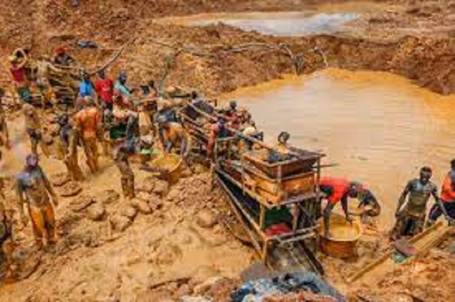 4 dead, scores trapped as mining pit collapses in Akyem Wenchi - Otec ...